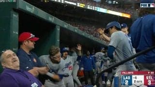 ベンチで何やってんだ…！？ 大谷翔平は「愛されすぎ」 弾丸アーチで喜びすぎた同僚の様子がおかしくなる「めっちゃ楽しそう」