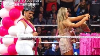 「衣装えぐ」衝撃のドレス姿にファン騒然 “ティッフィー・ワールド”全開で女王を祝福