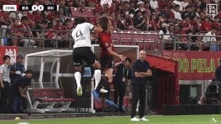 監督が激怒！「肘だろ」「ファウルじゃない」鹿島DFが後頭部にエルボー直撃で転倒…危険なシーンがSNSでも物議