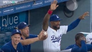 ベンチは何やってんだ…！？ 大谷翔平は「愛されすぎ」 ヒットで喜びすぎた同僚の様子がおかしくなる「めっちゃ嬉しそう」