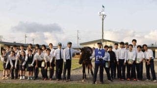 サマーセールで静内農業高校の生産馬2頭が計390万円で落札 「せっかく生まれてきた命、思う存分楽しんでほしい」
