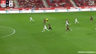 速すぎて主審も間に合わない…エンバペ、急加速する神スプリントにファン震撼！「笑っちゃう」「ファウルしかない」「PKだろ」