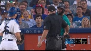 おい、笑ってるぞ…死球直撃で打者激高→投手が“まさか”の反応で一触即発！