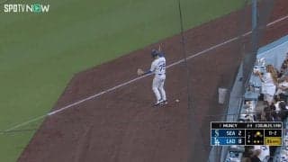 どうしても納得できない…！ “イケメン”ボールボーイ、痛烈打球を捕球できず“超悔しそう”なリアクション 何度も、何度も…