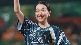 笑顔キラリの1球にナインも笑顔　“氷上のプリンセス”が特別ユニで登場…場内歓喜