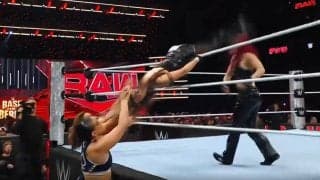 こんな空中技あまり見たことない…日本人女子レスラー、“不自然”落下の妙技に騒然 敵を一網打尽も「ミスかと思った」ファン困惑