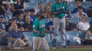 お前！ペチャクチャ言ってろよ！ 故意に死球→挑発されてブチギレ！ “腕組み男”がド軍投手に詰め寄って“乱闘未遂”