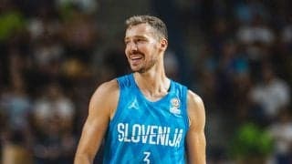 引退試合に臨むゴラン・ドラギッチ…スロベニア代表チームの背番号3が永久欠番に