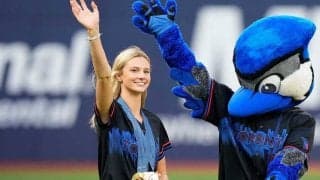 18歳“最強美女”が始球式に「美しい！」　X騒然「こんな美人金メダリストがいたのか…」