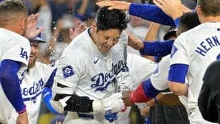 “ずぶ濡れ”の美人レポーター「おめでとう！」　中継がXで話題…大谷翔平の快挙祝福