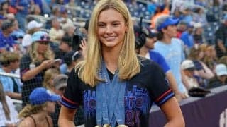 「可愛すぎる」国民的18歳美女が豪快投球　ブロンドヘアひらり…大役終え「最高だったわ」