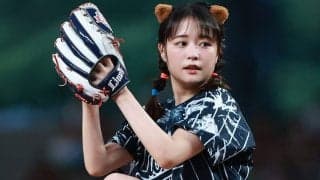 28歳美女が「可愛すぎる」　ショーパンで豪快足上げも“絶叫投球”…大暴投にあちゃ