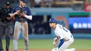 敵軍主力も大谷翔平と交流したい？　試合中なのに“ペタペタ”…X騒然「めっちゃ触られとる」