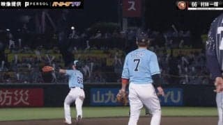 まるで漫画！？ド派手に弾いたボールを…楽天・村林一輝が“神捕球”でエラー回避した瞬間「やっぱ守備職人」「カッコよすぎ」