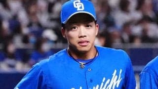 中日22歳は「まじですげぇ」　投手も“諦めた”大飛球…フェンス激突美技で「全部捕る」