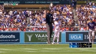 球場騒然！何が起きた？ “微妙捕球”で走者爆走→ダブルプレーの大混乱 「落球じゃないの？？」まさかの判定にド軍新人も呆然