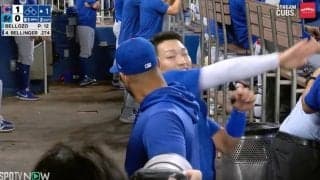 何が起きた？ 鈴木誠也、チームメイトと“叩き合い”！？ ベンチでの“謎の儀式”に「あれ、なんなん？」