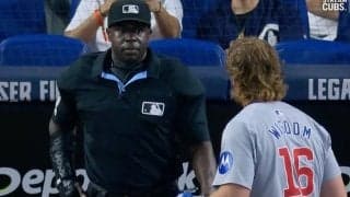 ブチギレ！一発退場！ バット放り投げ、ヘルメット叩きつけ… 打者vs審判が“怒りの睨み合い”で一触即発