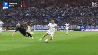 “鬼チャージ”の伊東純也、敵と一緒に吹っ飛ぶ！「守備えぐっ」「感情が入ってて良いね」爆速プレスバックからボール奪取した瞬間