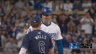 ショウヘイ、おめでとう！ 大谷翔平を相手野手が“続々”祝福　オオタニさんの動きが「お茶目すぎる」塁上のひと幕に大注目