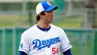 中日・藤嶋健人が緊急降板、背中にライナー直撃　苦痛に顔を歪めてベンチへ下がった