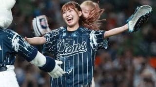 球場に舞い降りた美女が「世界一かわいい」　ショーパン豪快投球に悶絶「笑顔が眩しい」