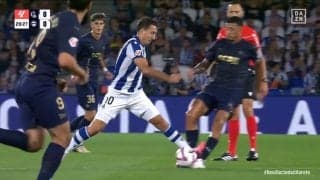 「これでレッドかよ」久保建英も抗議！疑惑の判定に主将はキャプテンマークを叩きつけて大激怒　後から出された足を踏みつけて“一発退場”の瞬間