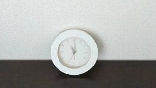 もっとも気分が落ち込む時間帯は「23時」。その理由と対策［専門家回答］