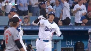 大谷翔平、42号“デコピン弾”で珍ポーズ！ カメラが一瞬捉えた塁上のひと幕が話題に「大谷さん可愛い！」「愛を感じる」ファン沸騰