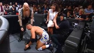 大変だ…美人リングアナが「大パニック」 場外乱闘に巻き込まれ“ピンチ”の連続…近くのカメラが捉えた貴重な瞬間