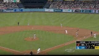 大谷翔平の“弾丸ライナー”に「ドン引き」 相手野手の頭上を“爆速通過”する瞬間が「もはやホラー」