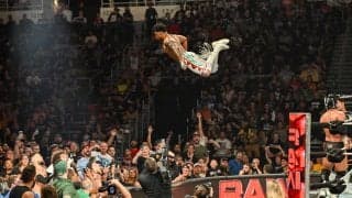 「鳥人間！」衝撃の跳躍力に実況驚き 一歩間違えば…の場外ダイブに騒然