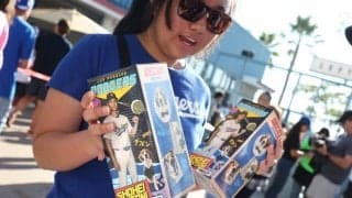 「オオタニの記念品は常に騒ぎを起こしている」約290万円で出品する人も…大谷翔平＆デコピン“金色ボブルヘッド”の高額転売を米報道