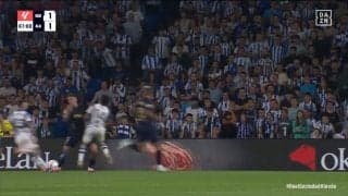 「ファウルだろ」久保建英、強烈ラグビータックルを受けて転倒悶絶もスルーされ...度重なるノーファウル判定に疑問の声「全然とってもらえない」