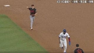 アイツ、やらかしたな！ 飛び出した走者が「ポカーン」 相手野手が怠慢守備… まさかの“挟殺プレー失敗”で「何がしたかった？」