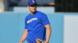 大谷翔平、捕手役座った状態でブルペン入り　術後3度目で初…10球を投げ込み最速148キロ