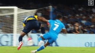 物議を醸す判定！ 鈴木彩艶はレッドカードに値した？「主審なにしてんねん」「可哀想だけど仕方ない」クリア後に敵と衝突した瞬間