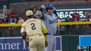 何が起きた？ 大谷翔平が「めっちゃビックリ」 相手野手は笑顔… ヒット後に“想定外のハプニング”発生