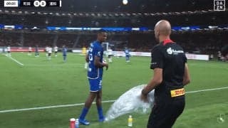 「なんだ今の？」「タオル回収w」浦和コーチの珍行動が話題！「顔拭いてたぞw」町田ロングスローに対抗する“新作戦”の一部始終