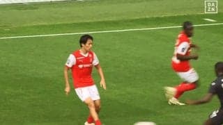 中村敬斗、伊東純也の今季初ゴールをプレアシスト！“時を止めるスルーパス”を炸裂した瞬間「スペースを使うのが上手い」「キレキレだ」