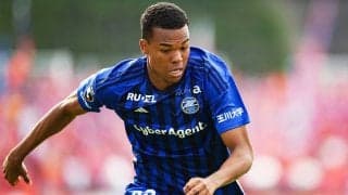 サッカー日本代表の「新顔」望月ヘンリー海輝がサイドバックの序列を崩す　指揮官も絶賛「恐ろしいスピードが出る」