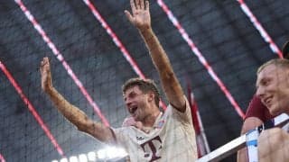 バイエルンでワンクラブマンを極めるミュラー、クラブ歴代最多の710試合出場！　試合後にはサポーターとも喜びを分かち合う姿