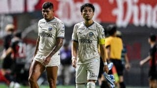 【札幌に敗れた川崎。北の大地での苦しみを次にどうつなげるか(1)】FW小林悠が試合後のピッチで新加入選手と図ったイメージ共有……河原創「ポジティブな話です」