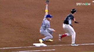 球場どよめく珍事！ ド軍名手の送球が突然“高く跳ねて”バウンド… 一塁手も呆然「バッドホップですね」不運すぎる失策の瞬間