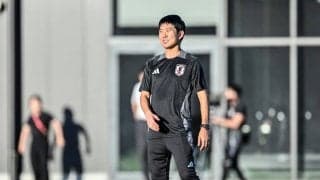 「嘘みたいな本当の画像で草」サッカー日本代表と『アパ社長カレー』の夢のコラボ商品を両手に持つ森保一監督の姿が話題に！「すごいデザインだ」とファンの視線集中