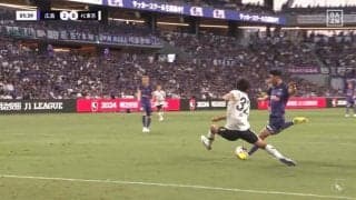 「すごい人来た」異次元ゴール連発の最強助っ人が話題 「相手がバッタバッタ倒れて...」“魔法感ある”股抜きショット炸裂の瞬間