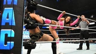 美女レスラーと盲目の保護犬の心温まる関係 “すっぴん”美人での飾らない2ショットに反響