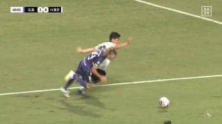 「納得いかない」選手が一斉抗議も叶わずPK献上...VARで判明した巧みな“侵入”の瞬間「足がかかってる」