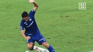 「レッドカードだろ！」足裏スパイクが“顔面直撃”の危険プレーにファン衝撃「なんでVARなし？」「わざとではないだろうけど…」