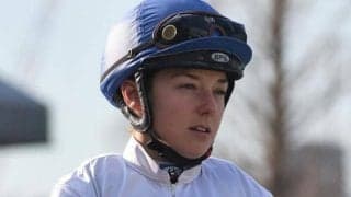 仏出身の“美しすぎるジョッキー” ファン魅了した強気な手綱さばきとキュートな笑顔